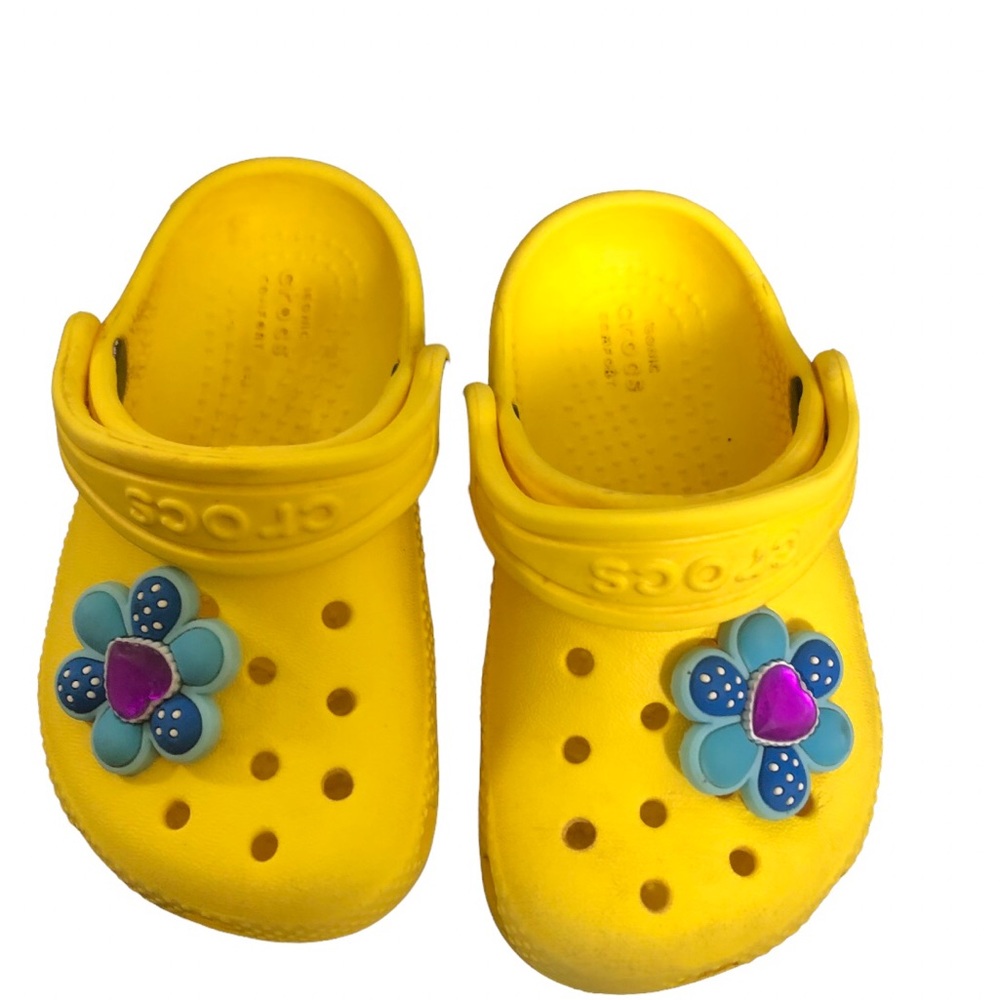 🌿 CROCS 🌿 kids unisex yellow rubber slip on shoes size C6 removable flower - Picture 1 of 7